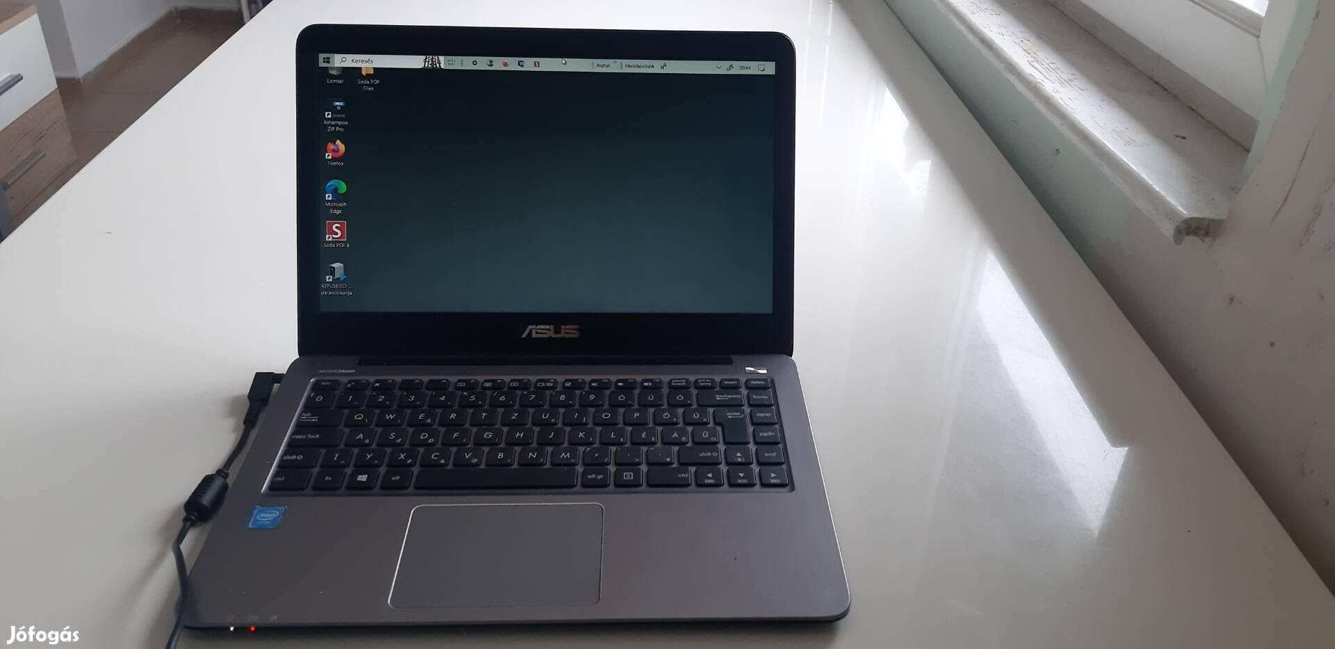 Asus E403S laptop