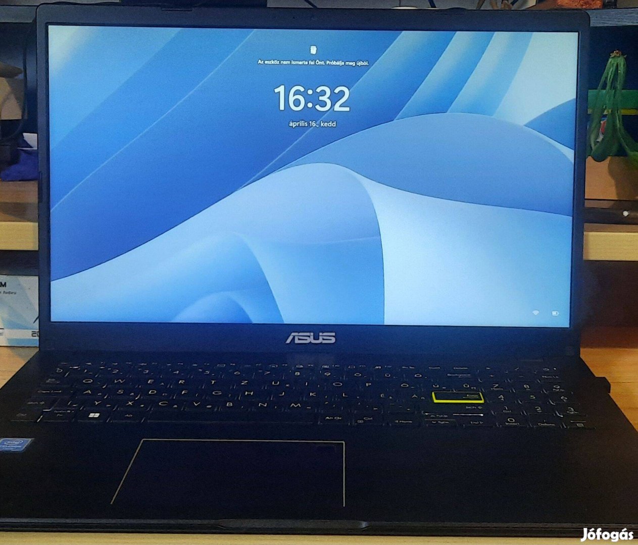 Asus E510M Notebook,Dobozával,Garis