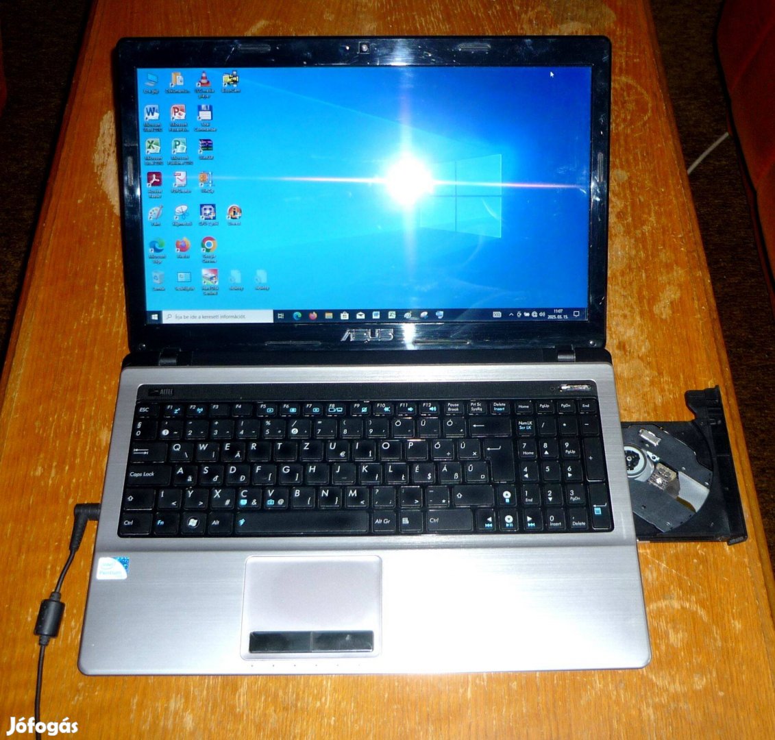 Asus K53E (B960-3GB-320GB) újszerű, megfelelően műxik, de töltő nélkül