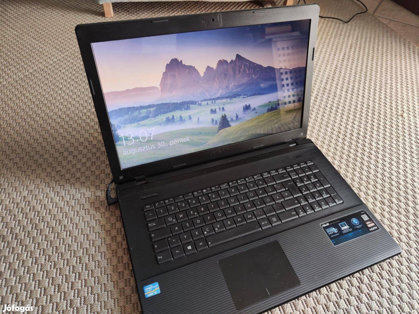 Asus R704A 17" nagy kijelzó 8 GB RAM 250 GB SSD i3