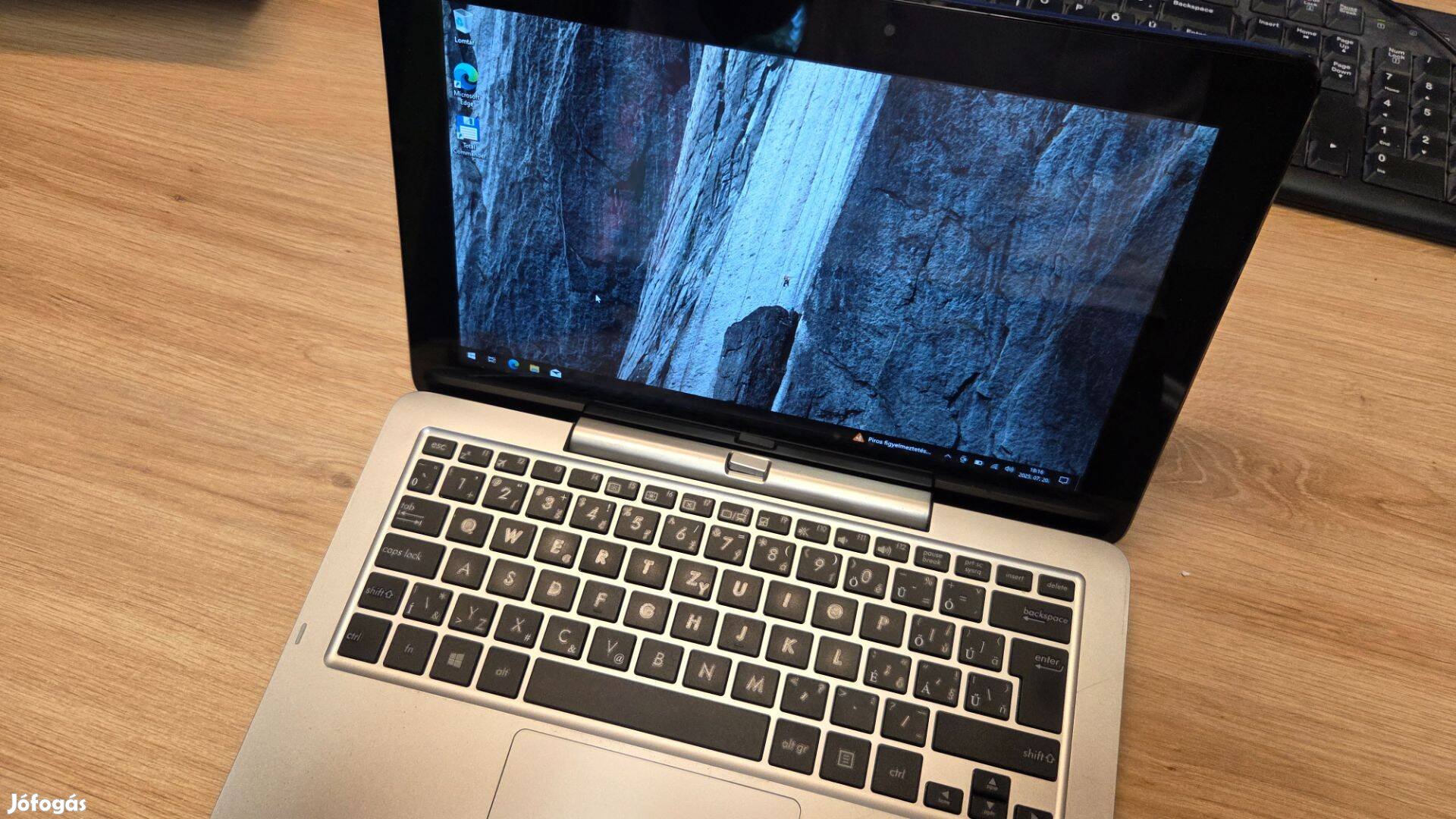 Asus T200TA laptop / tablet PC