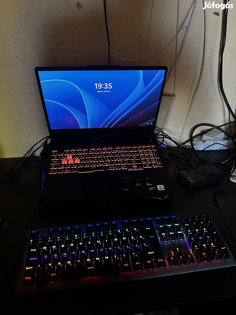 Asus Tuf Gaming F15 Laptop Perifériákkal.