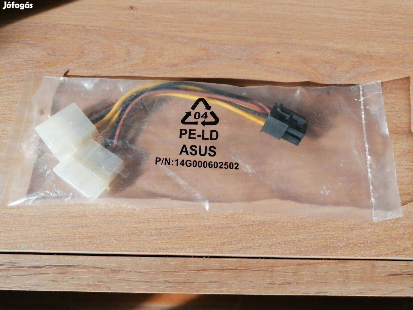 Asus gyári Molex to PCI-e 6 pin átalakító