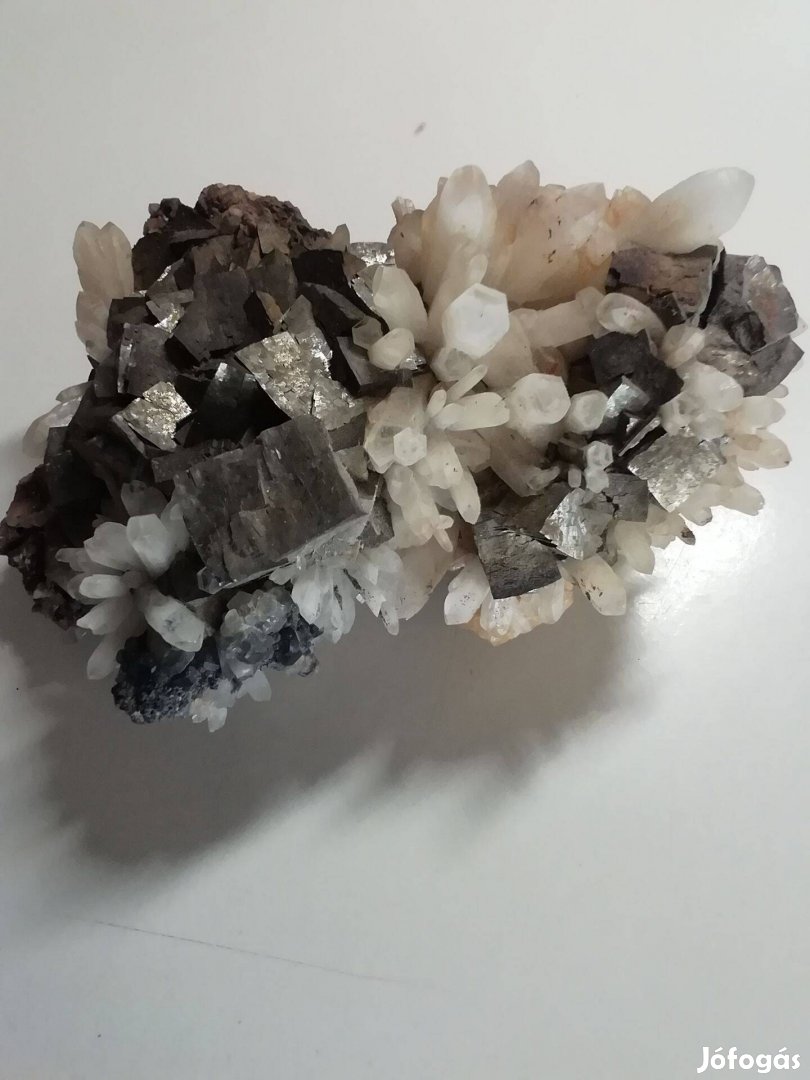 Ásvány, piryt kvarc mátrix