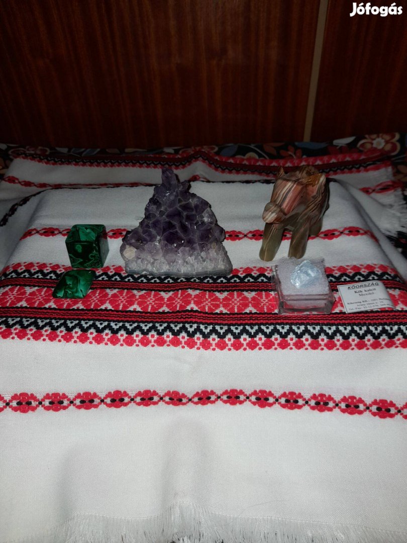 Ásványok és achát elefánt,malachit dobozka és két hamutál