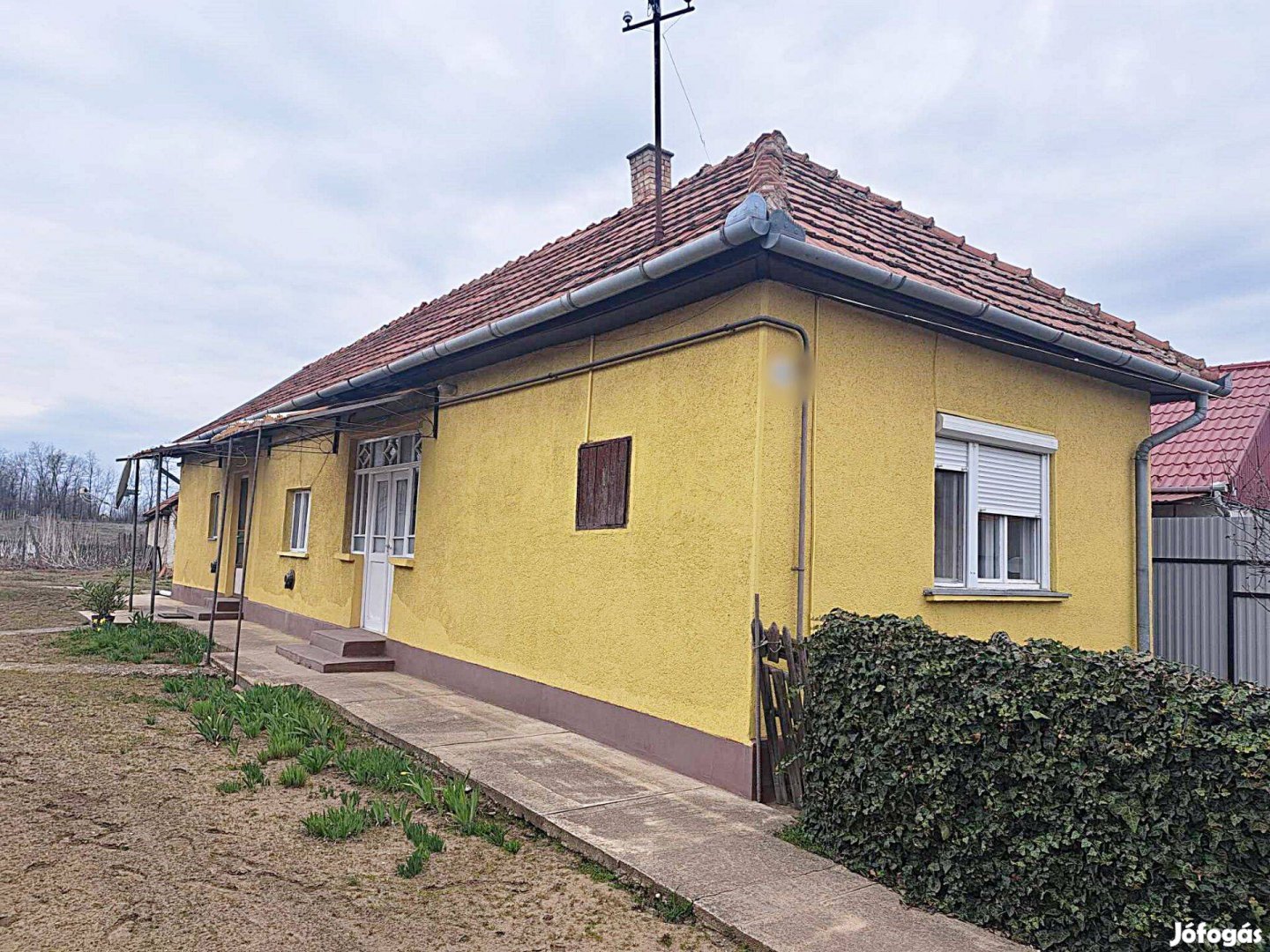 Aszfaltozott út mentén családi ház eladó
