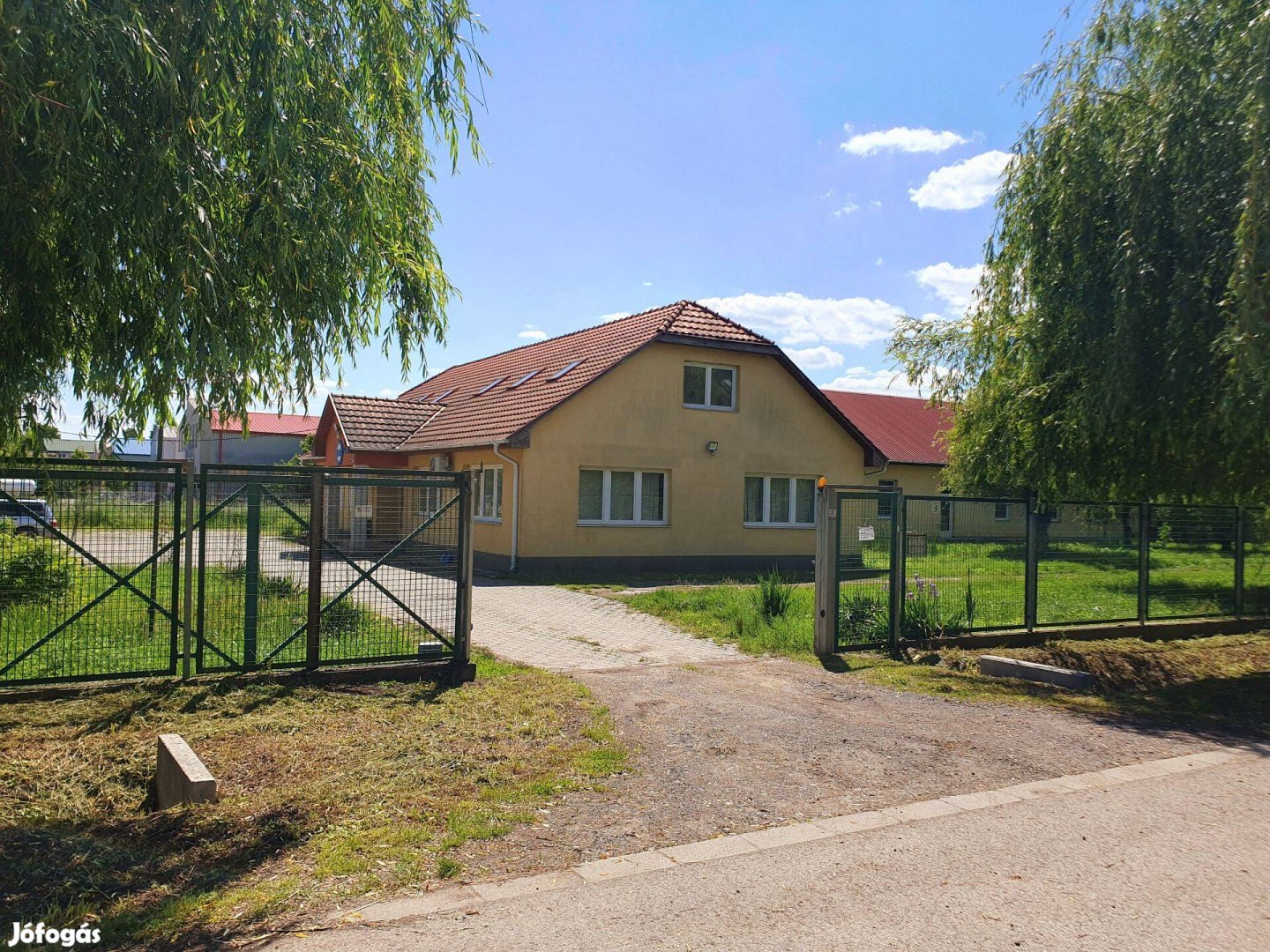 Aszódi ipari parkban egy 5000m2-es telken 700m2-es üzemcsarnok