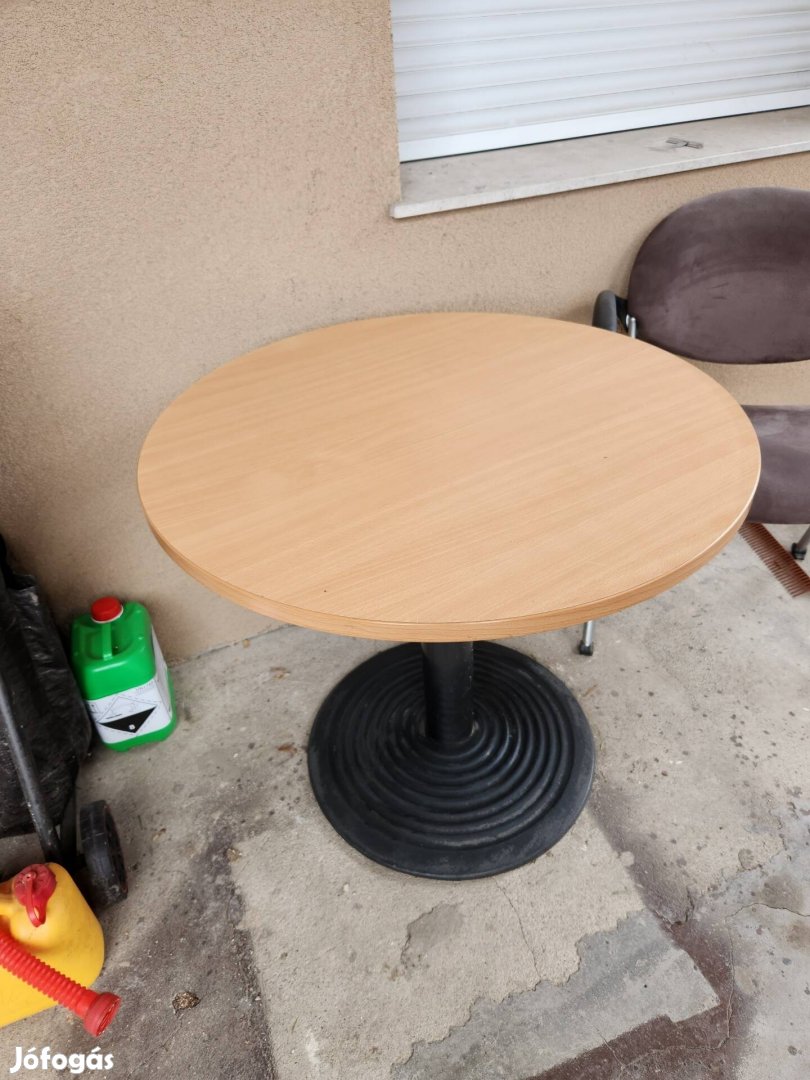 Asztal 2 székkel