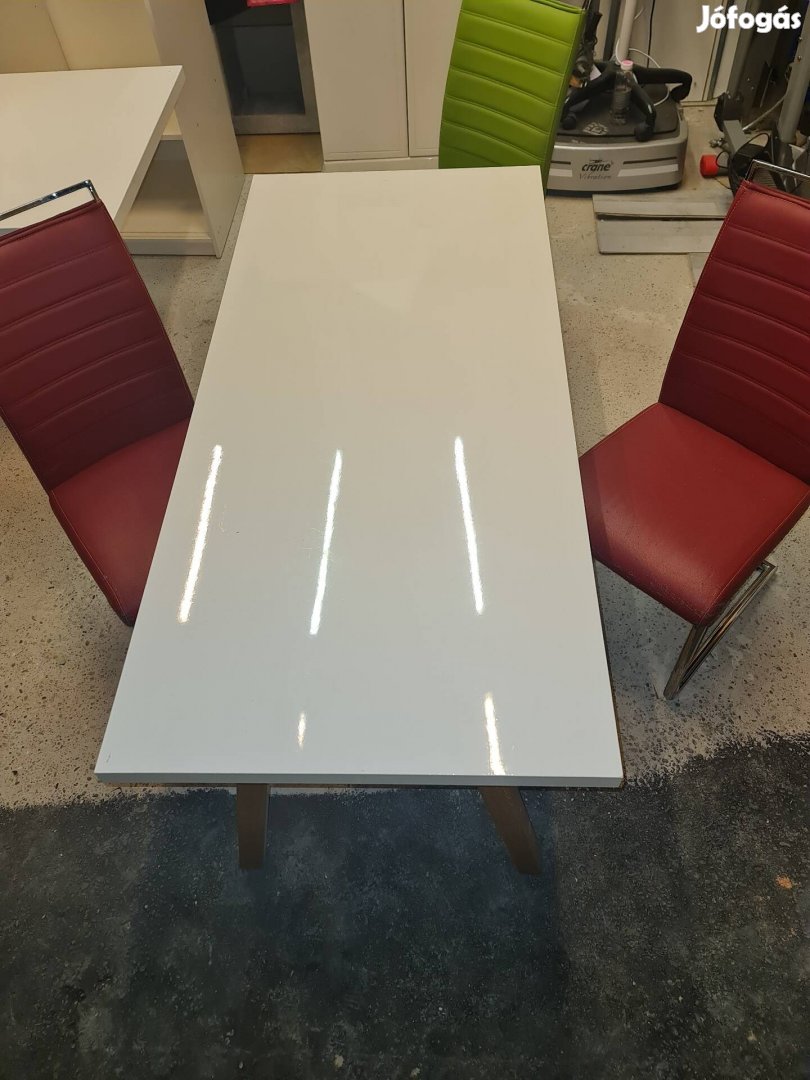 Asztal 3 székkel