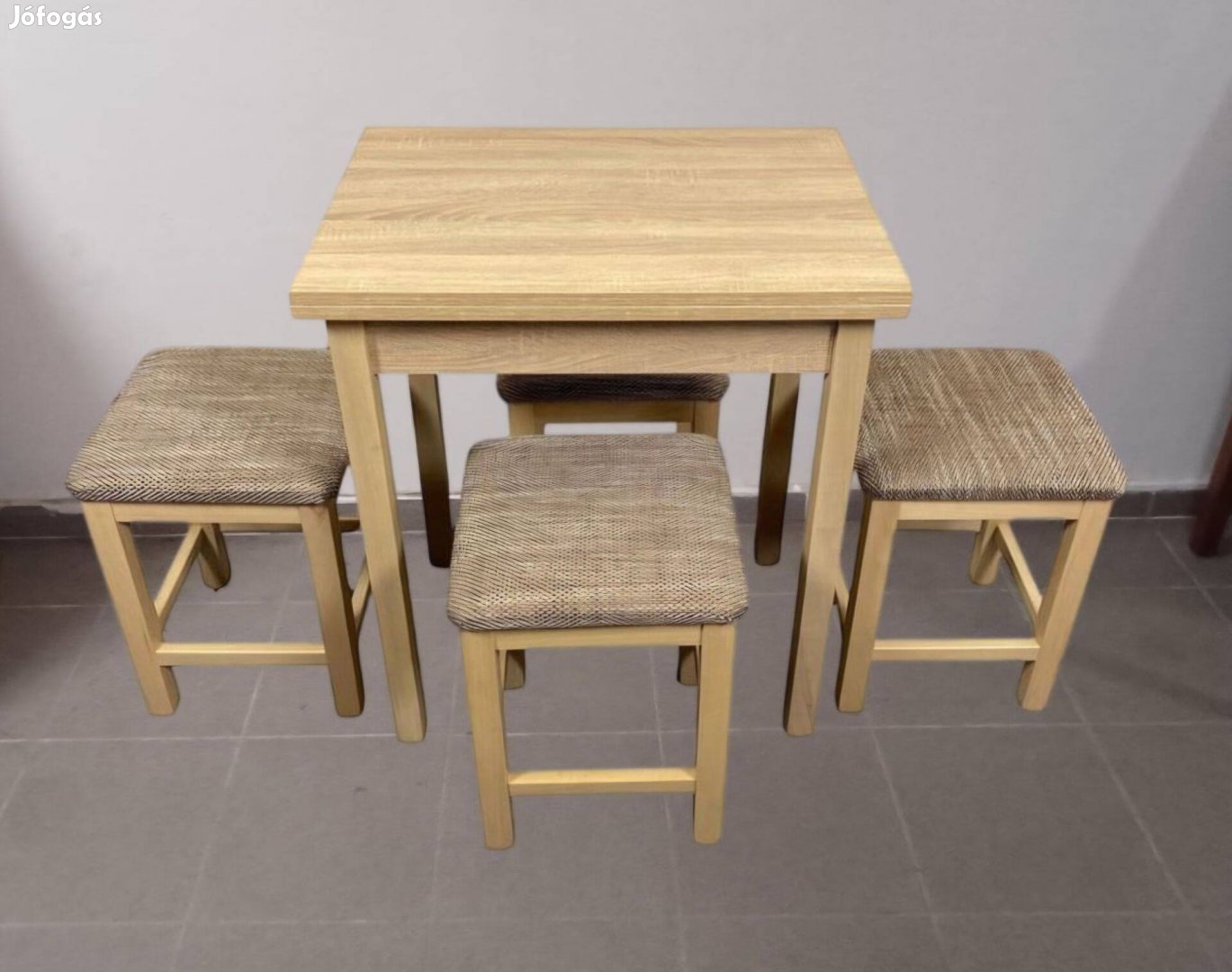 Asztal 4 stokival