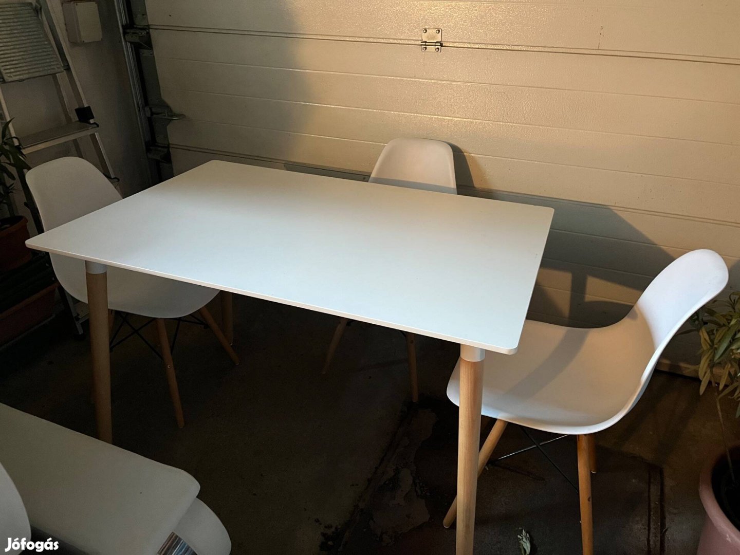 Asztal 4 székkel
