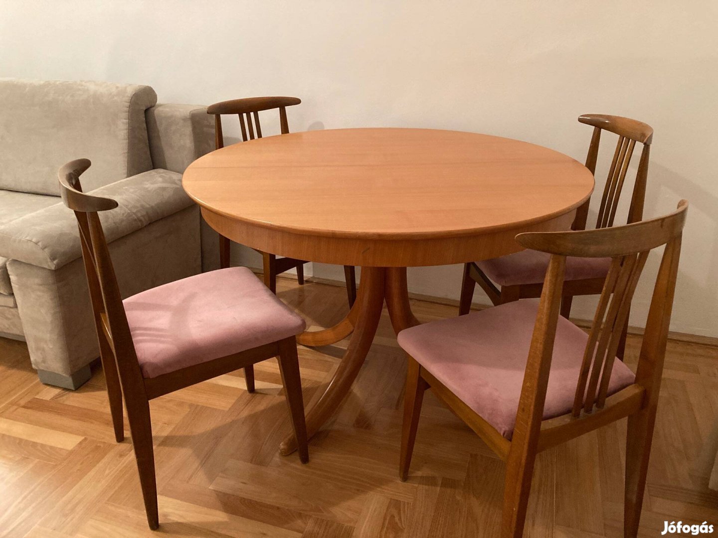 Asztal 4 székkel eladó