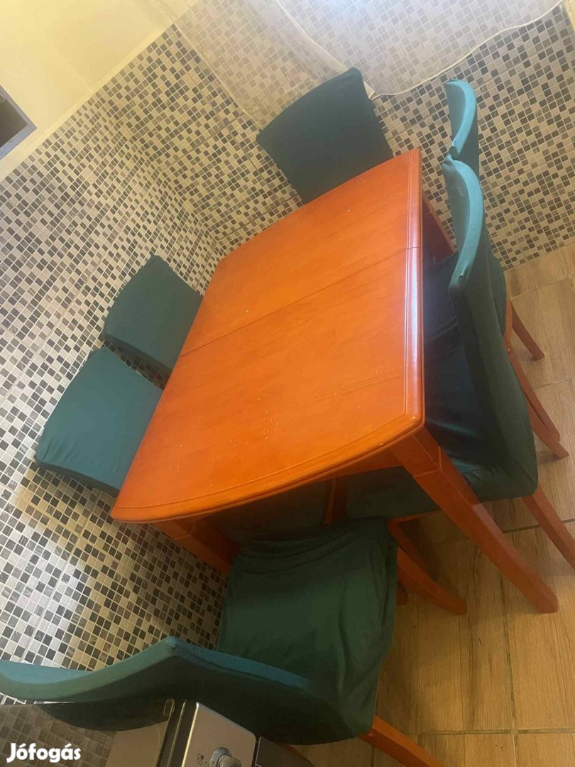 Asztal 6 székkel