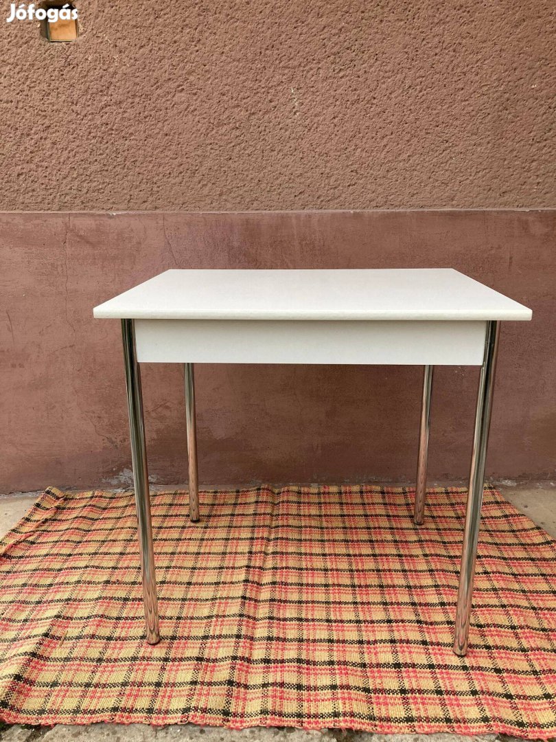 Asztal (59 x 75 x 72,5 cm) (5.000 Ft)