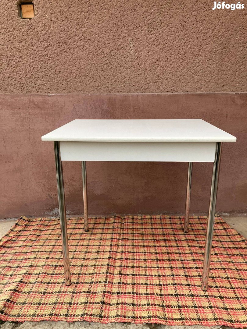 Asztal (59 x 75 x 72,5 cm) (7.000 Ft)