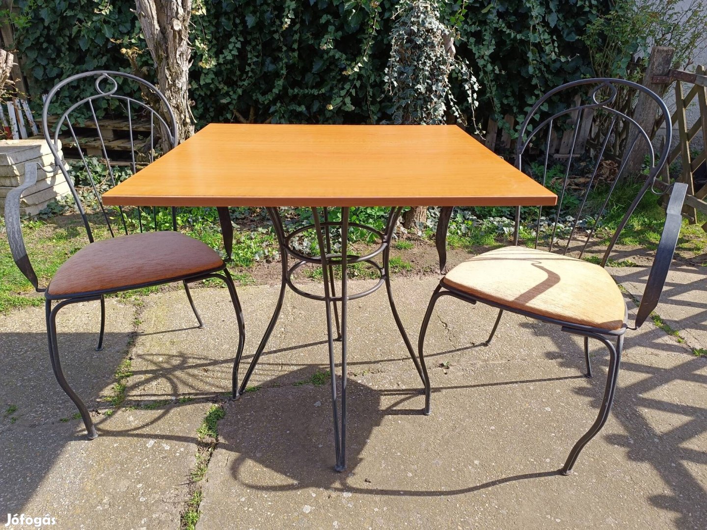 Asztal + 2 db kovácsoltvas szék karfával