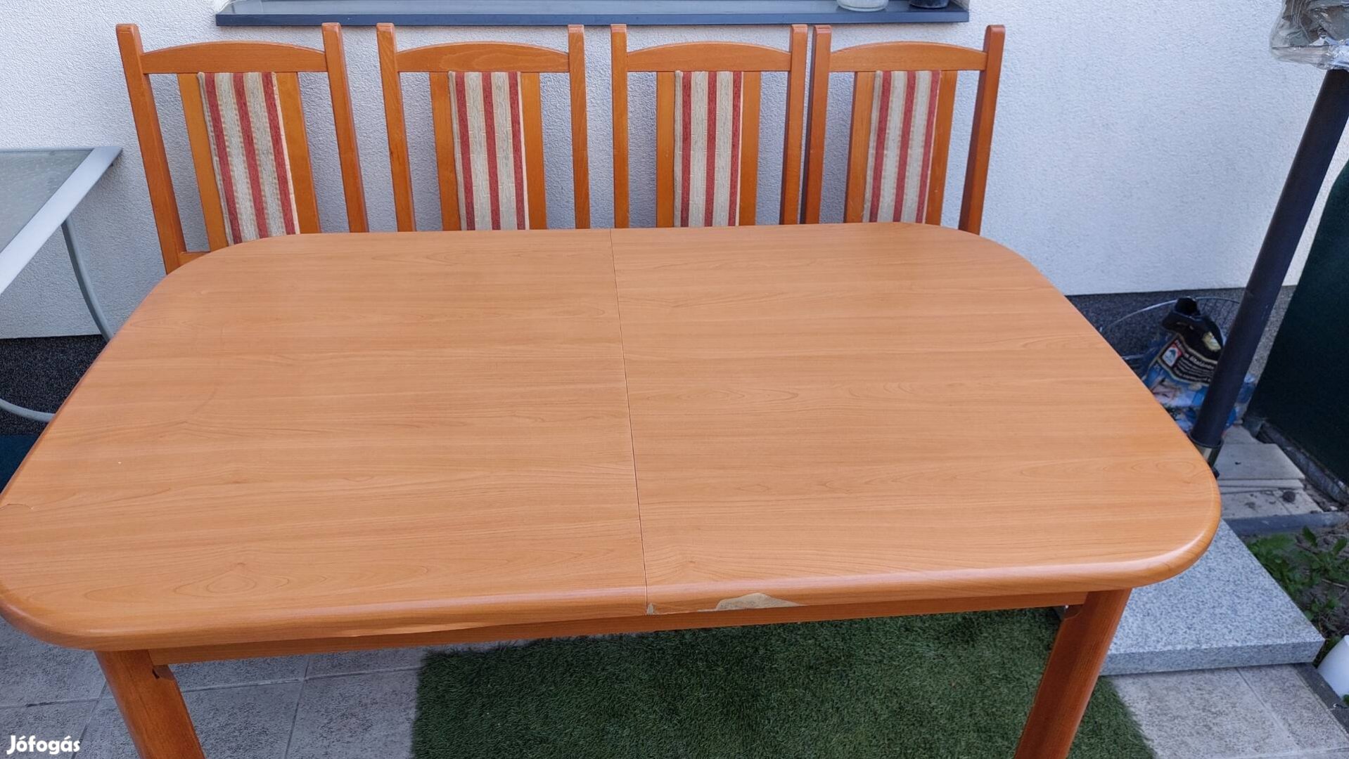 Asztal 4 szék eladó. Erősen használt, felújítandó.