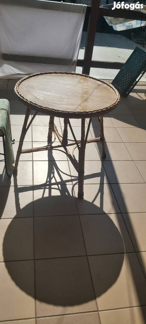 Asztal ?  73 cm  rattan