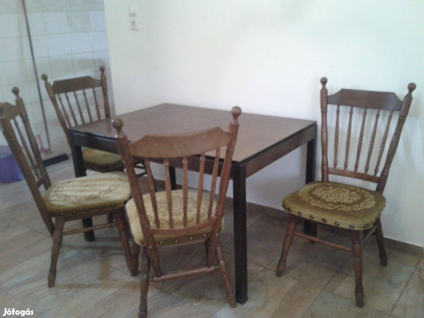 Asztal és 4 szék eladó