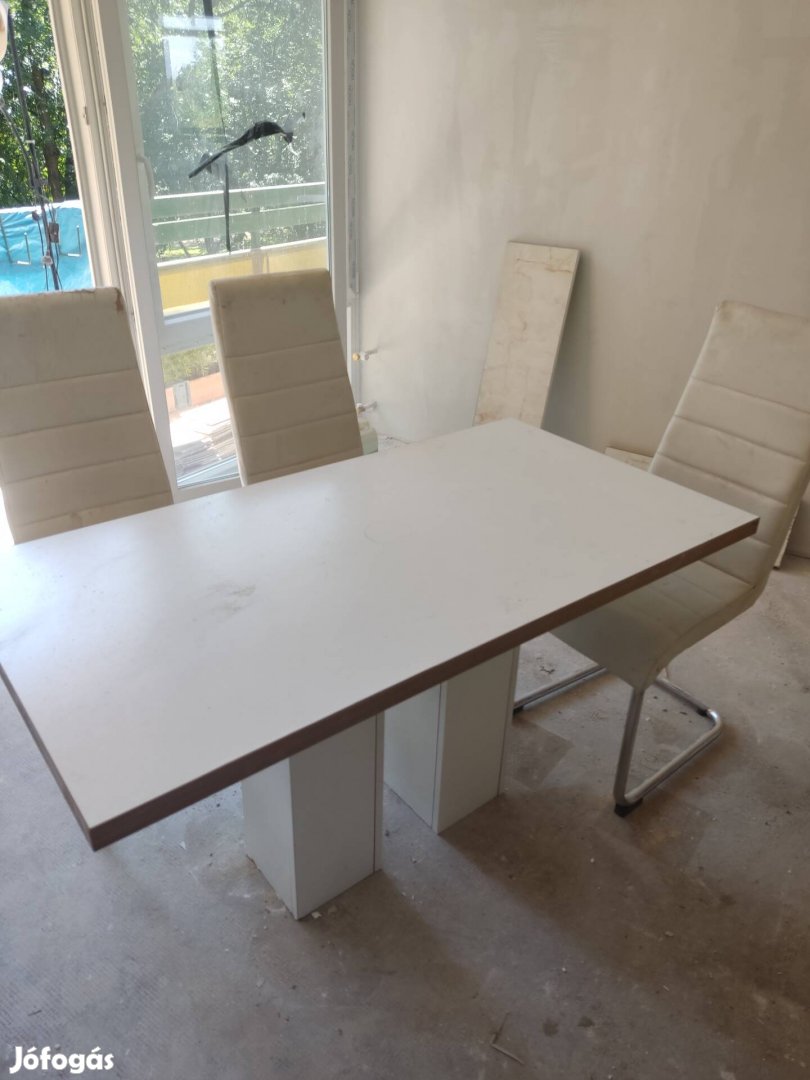 Asztal és székek 