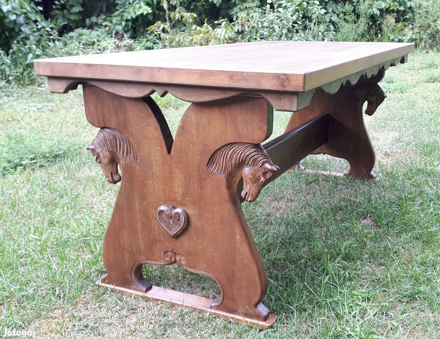 Asztal faasztal lovasbútor bútor lovasajándék étkezőasztal