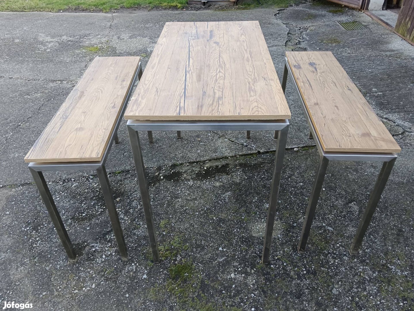 Asztal két paddal