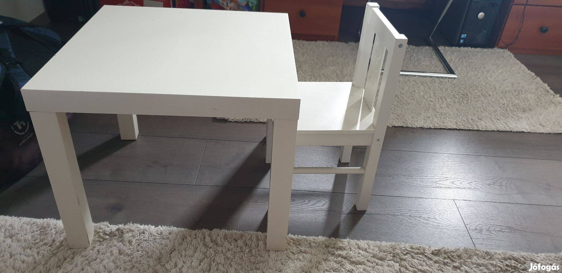 Asztal kis székkel