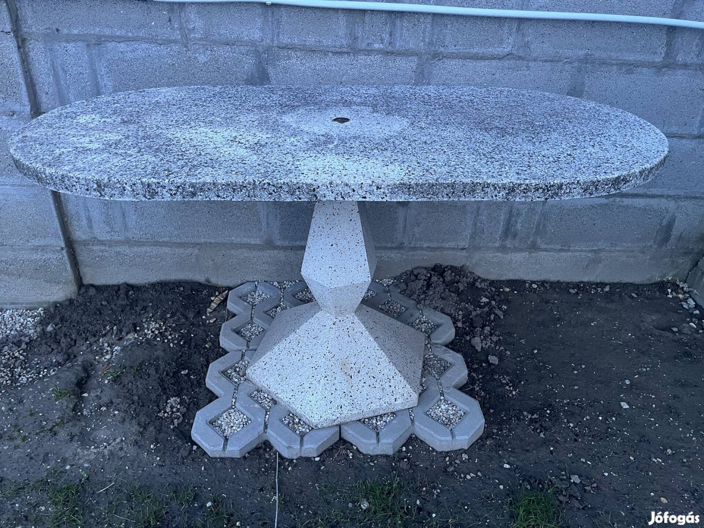 Asztal kő kerti 