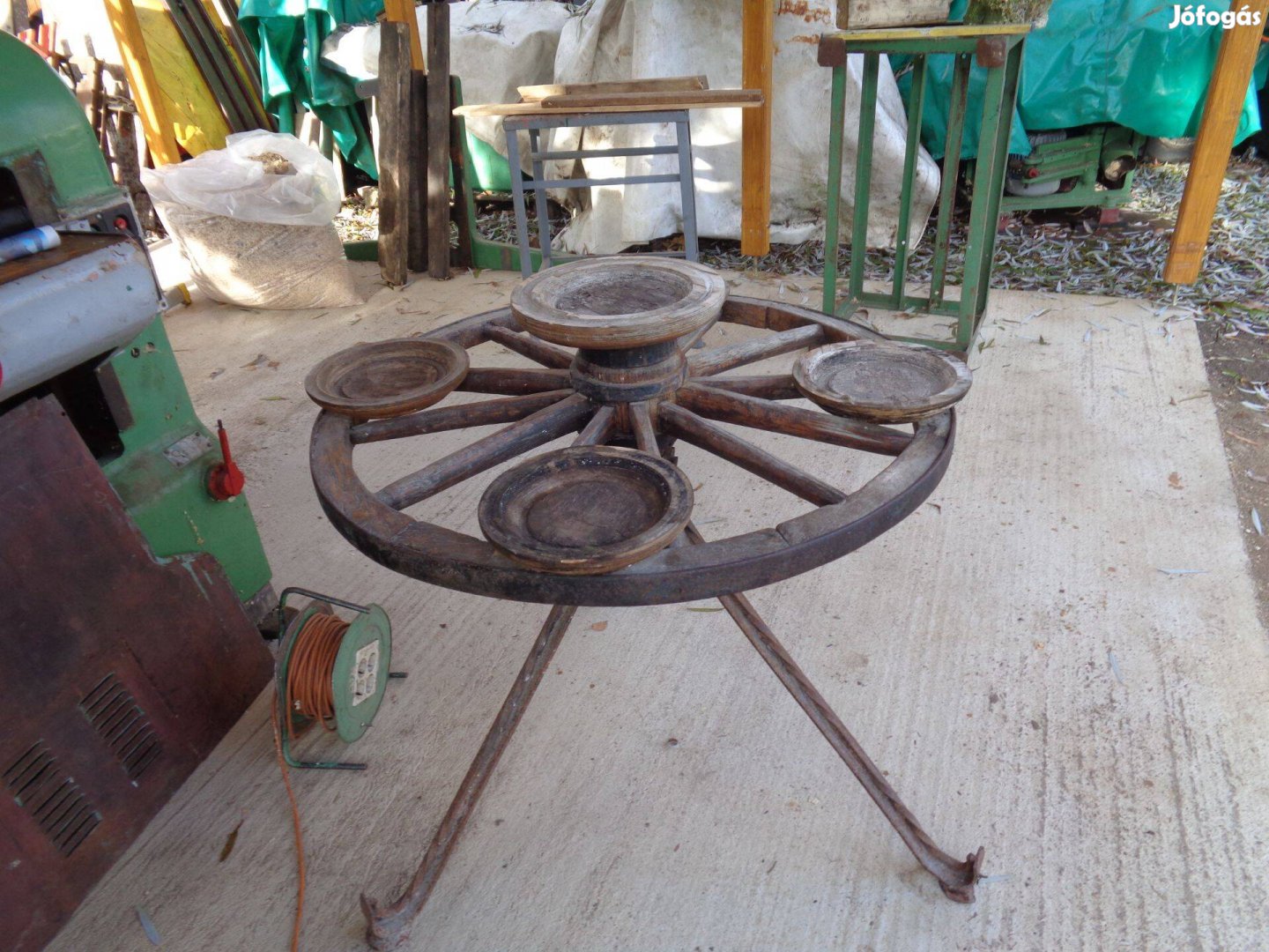 Asztal lőcsös kocsi kerék lőcsöskocsi kerék asztal