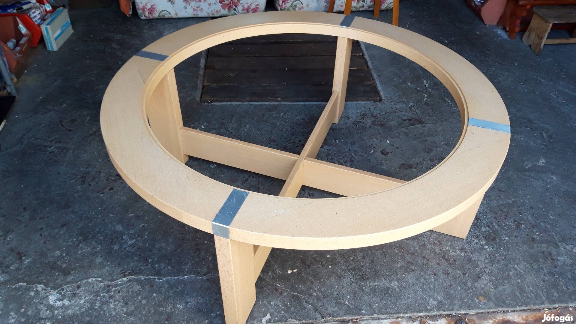 Asztal nappaliba kerek átm 120cm magasságya 38cm üveglappal
