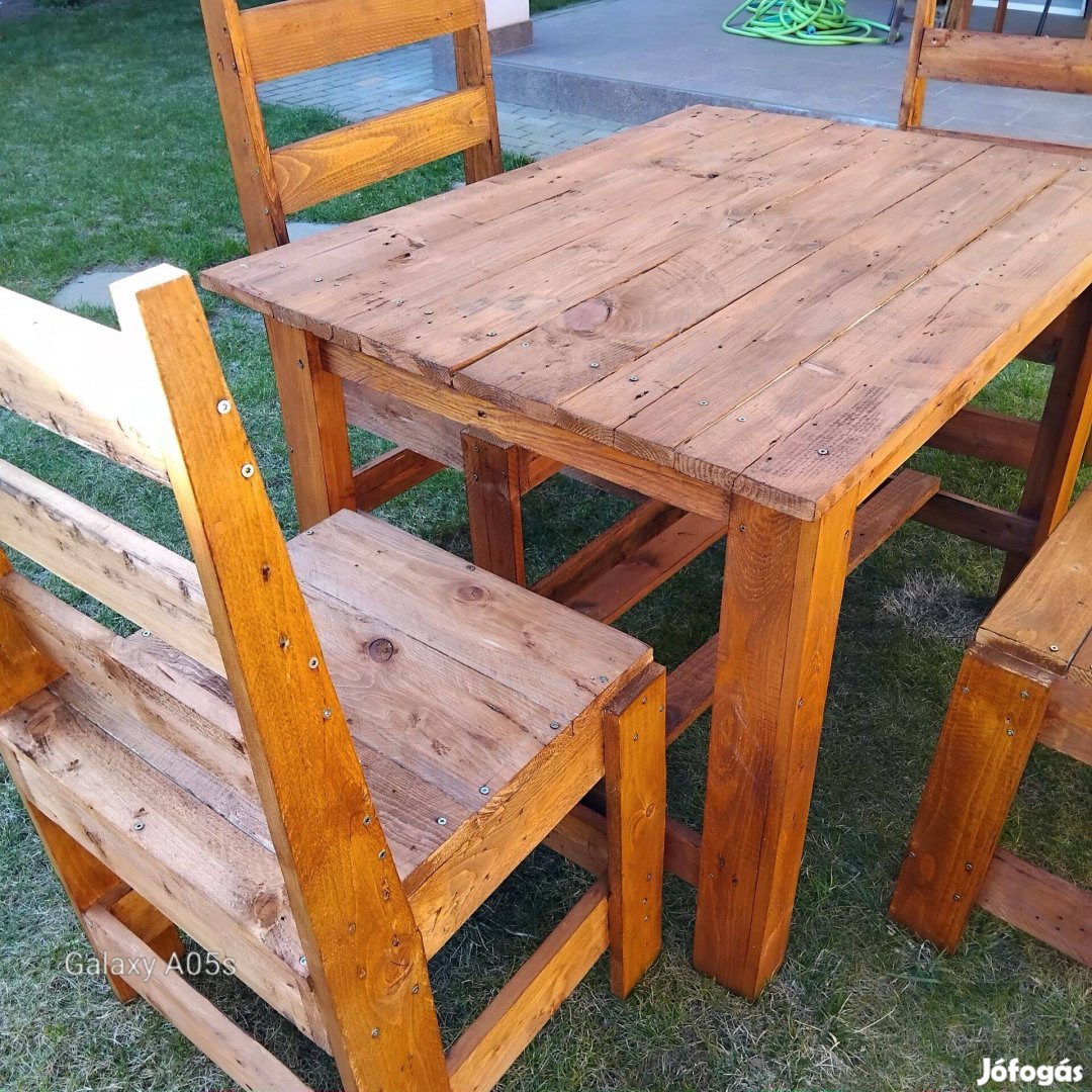 Asztal négy székkel