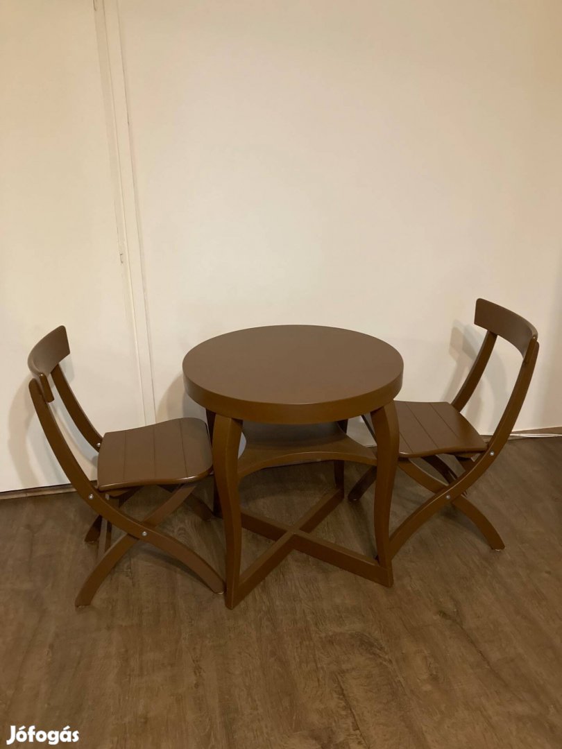 Asztal székekkel