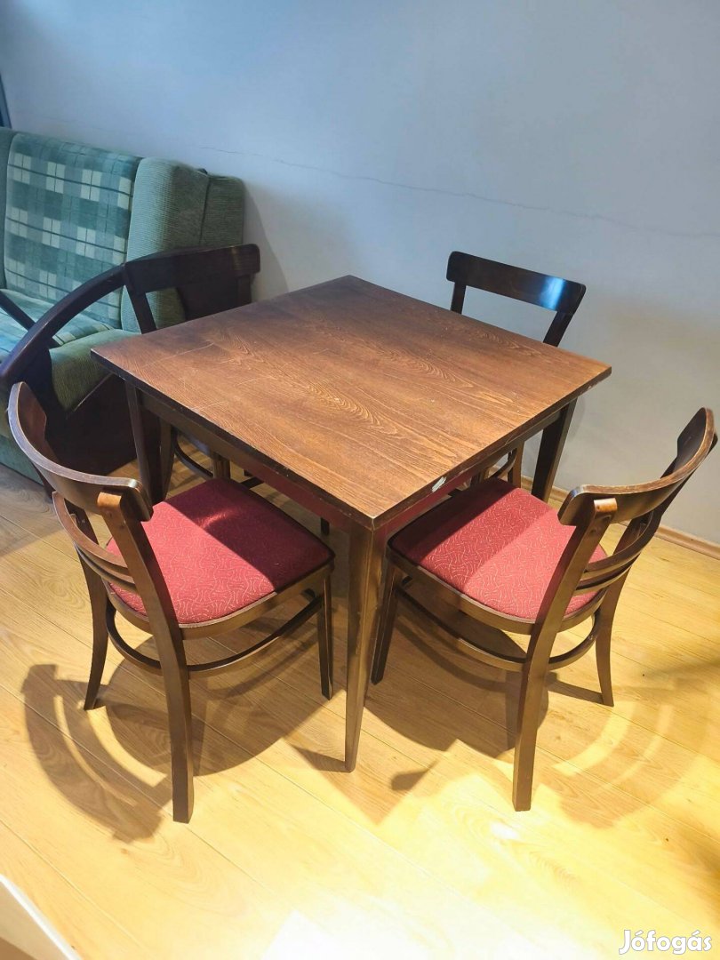 Asztal székekkel
