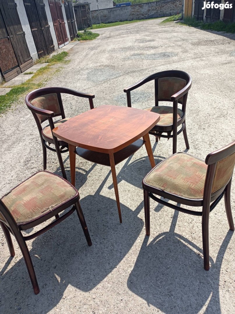 Asztal székekkel 