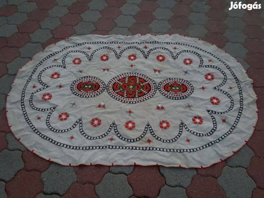 Asztal terítő gépi hímzés 140 cm x 200 cm