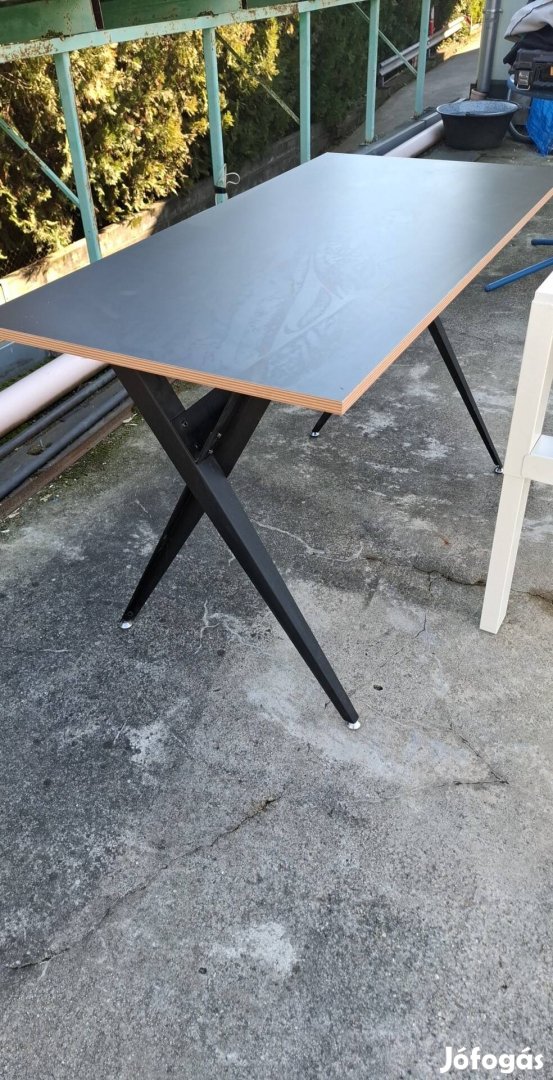 Asztal újszerű állapotban