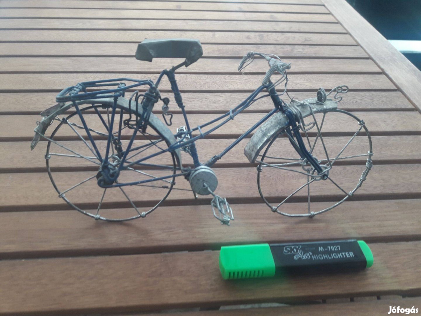 Asztali dísz kerékpár drótból, drótkerékpár