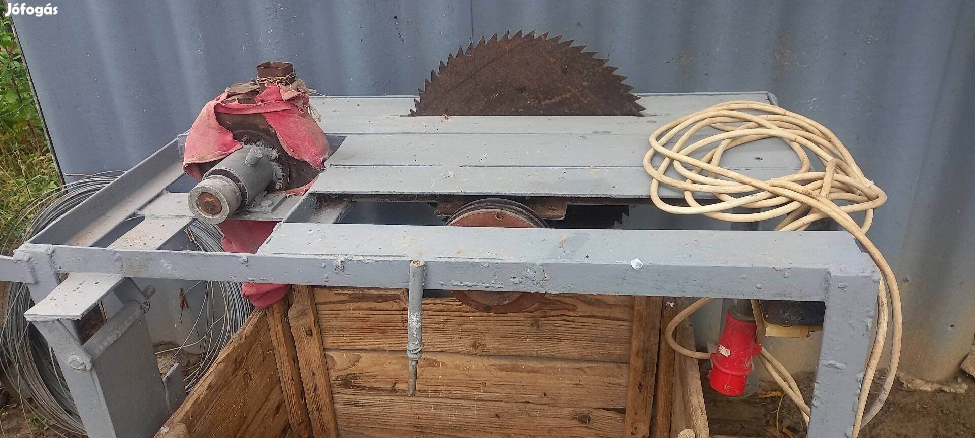 Asztali körfűrész motor nélkül.