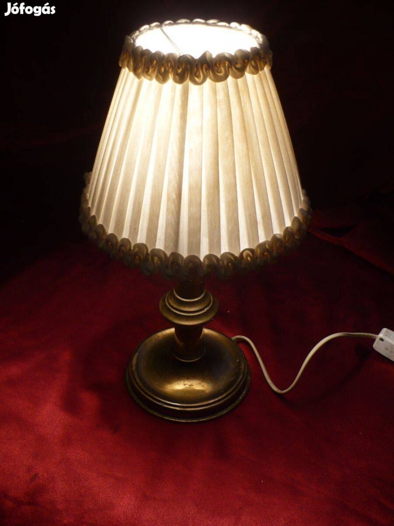 Asztali lámpa (régi rézlemezes aljzat, vászon búra, magassága: 50 cm)