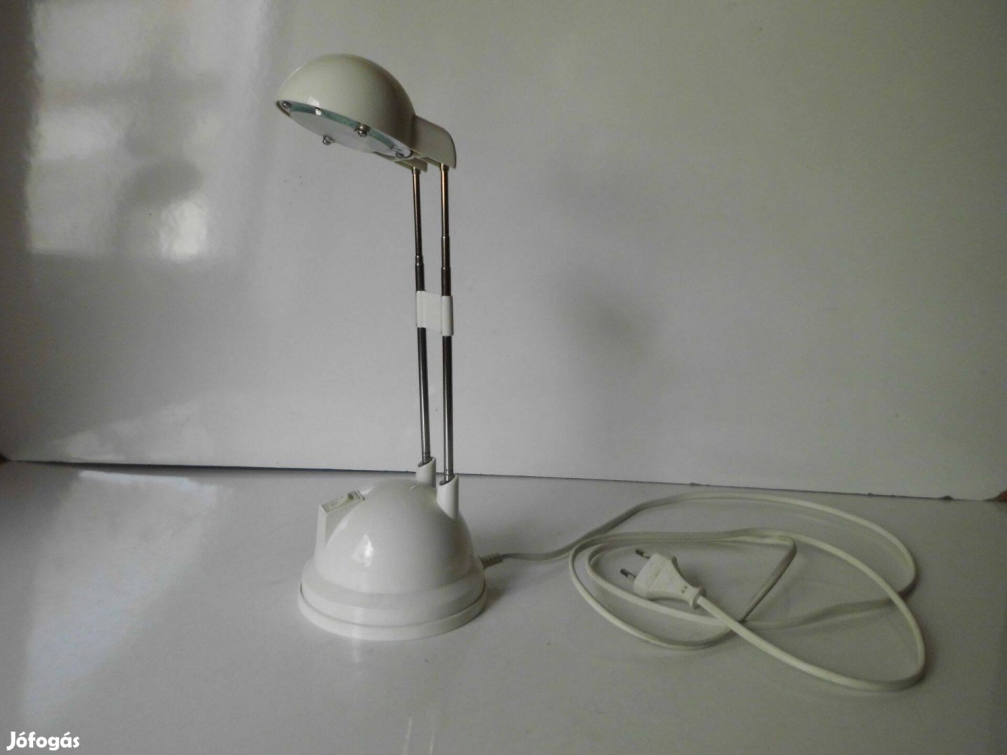 Asztali lámpa állítható magasságú fehér színű