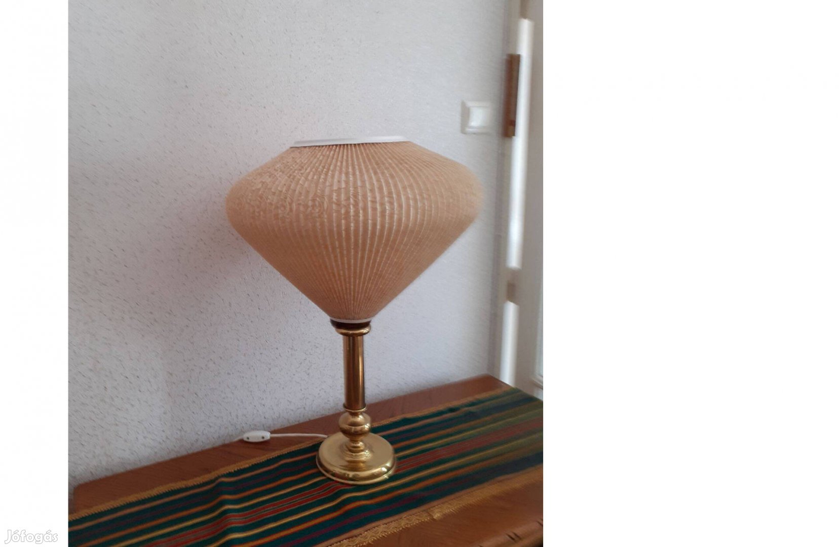 Asztali lámpa dekorativ lámpaernyővel