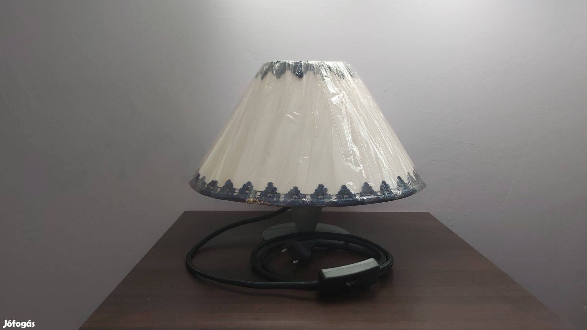 Asztali lámpa izzóval