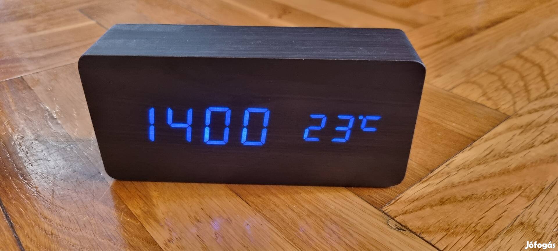 Asztali óra, dátum és hőmérséklet kijelzővel 