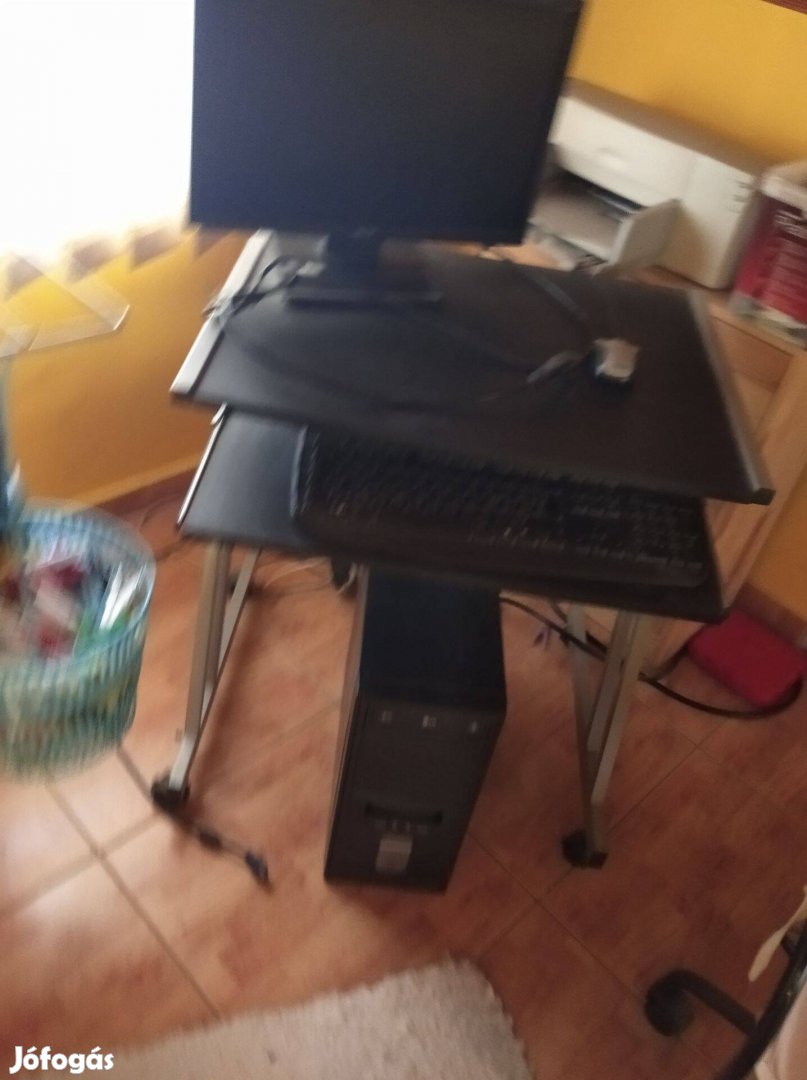 Asztali számítógép, monitorral, asztallal eladó