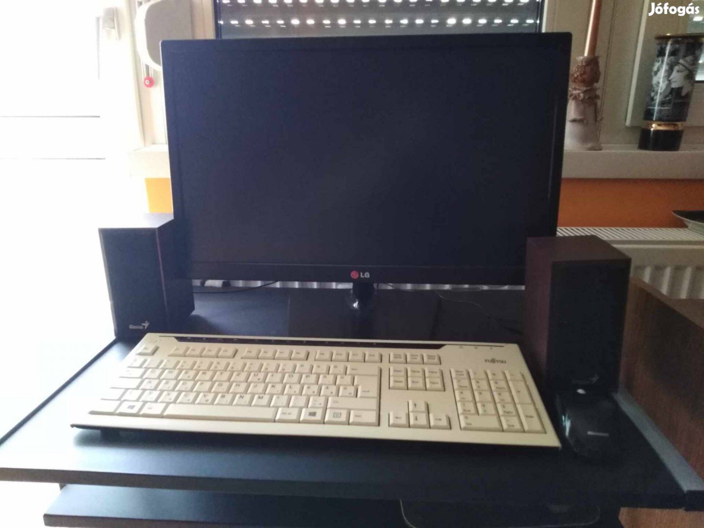 Asztali számítógép monitorral