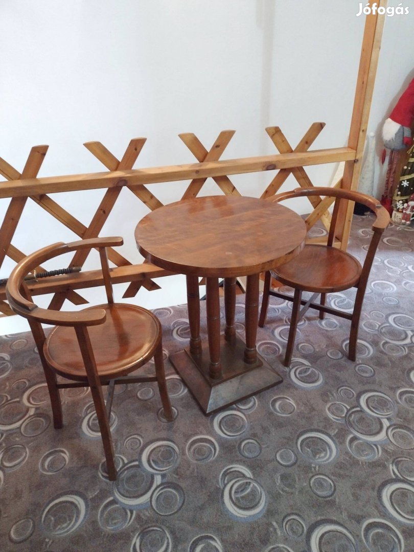 Asztalka két székkel