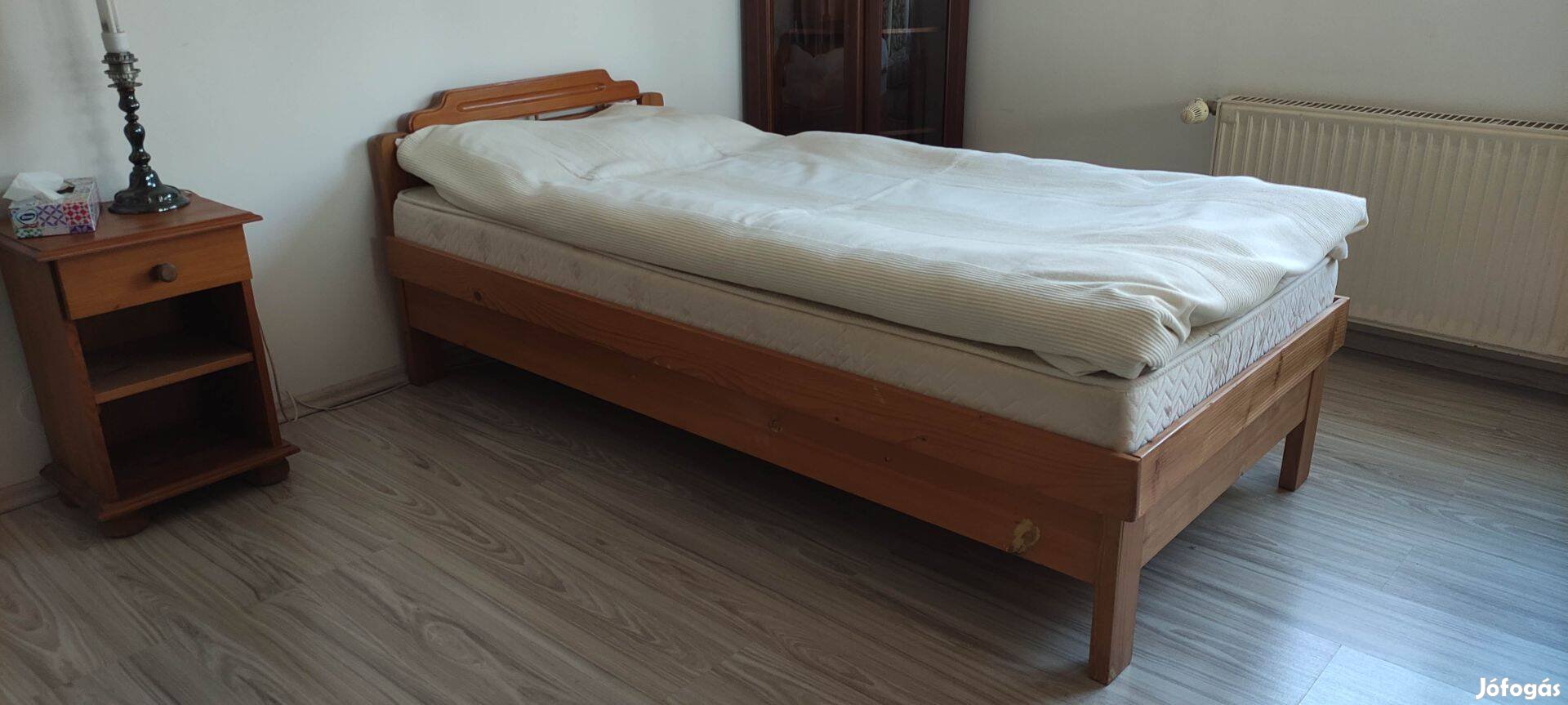 Asztalos által egyedi méretre gyártott tömör fenyőfa ágyneműtartós ágy