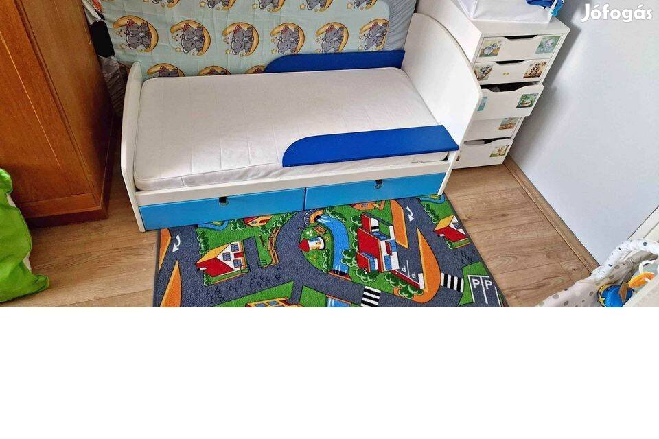 Asztalos által készíttetett kék-fehér színű kisgyermek ágy