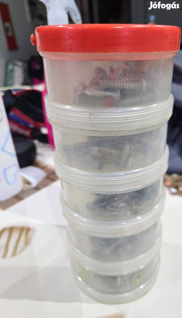 Átlátszó műanyag hengerekből álló tároló csavarokkal