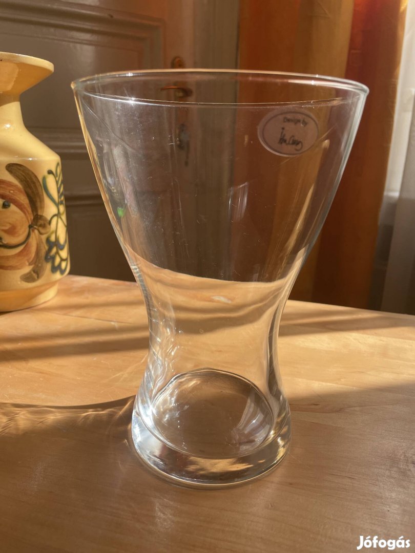 Átlátszó üveg váza